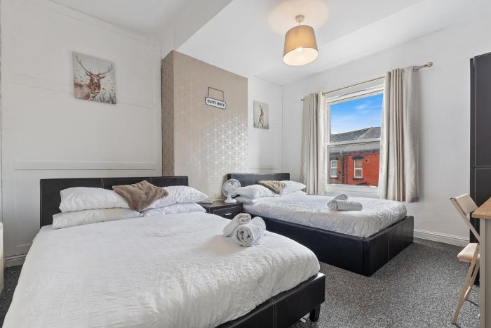 Stylish 2-Bedroom Apartment in Leeds LS12, Perfect for Contractors & Extended Stays-F&K Property