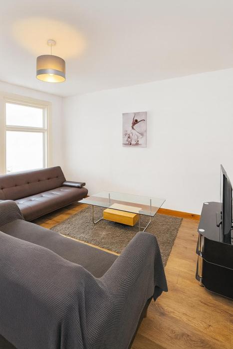 Beautiful 4 bedrooms house, 7 walk to train station