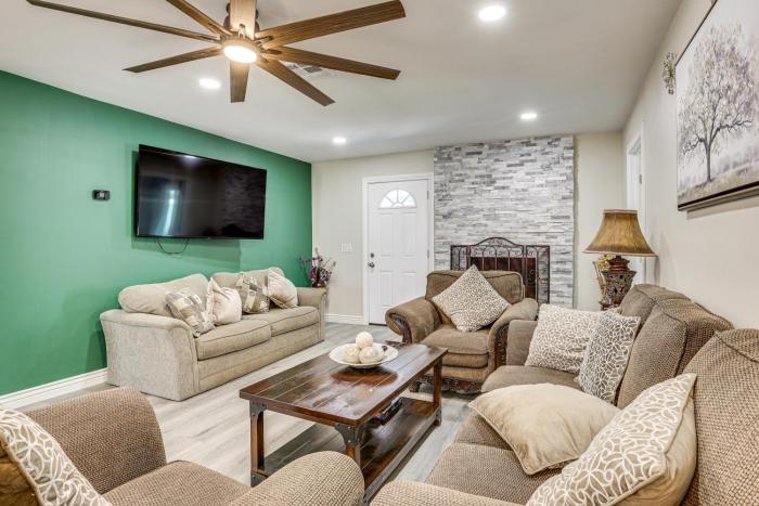 3 Mi to Desert Diamond Arena Peoria Home with Yard!