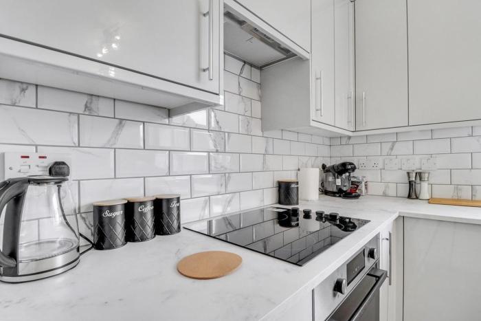 Modern 3BR Escape, Work & Relax, Fast Links to London, Free Parking