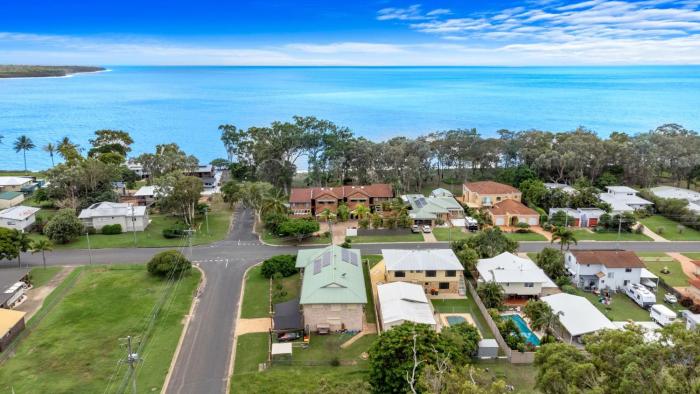 Coastal Bliss - 6 Beds Holiday House