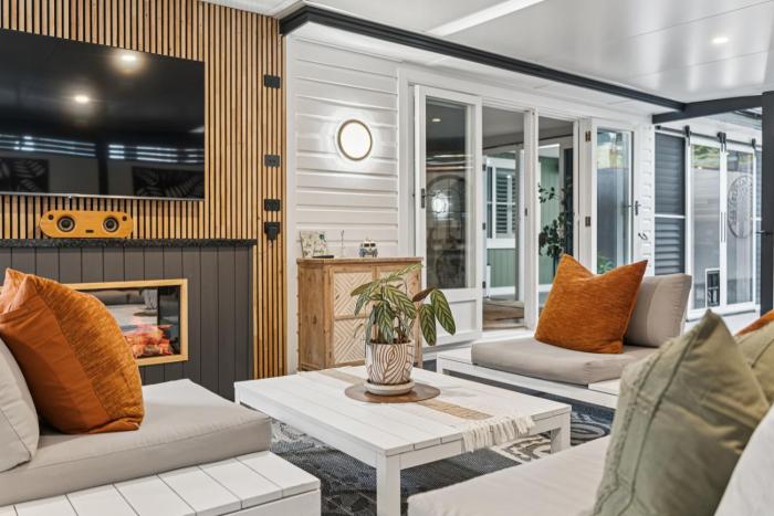 Ellies Luxe Cottage Escape - Sleeps 8, Spa, Pizza Oven
