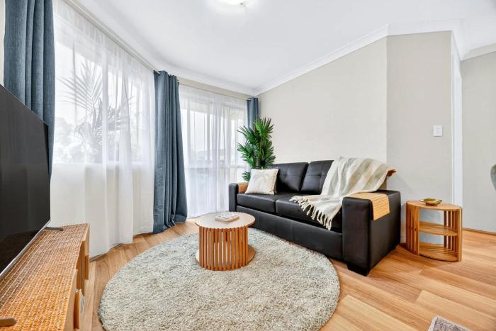 Stylish 2BR Fremantle Apartment with Pool Access