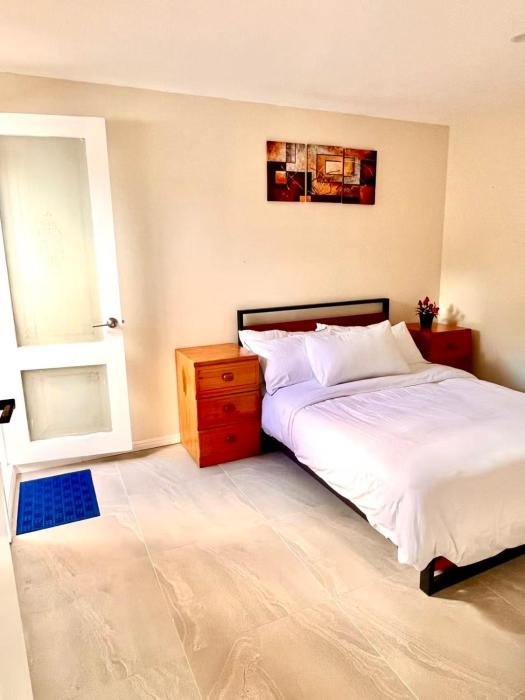 Bright & Quiet 1BR with Courtyard