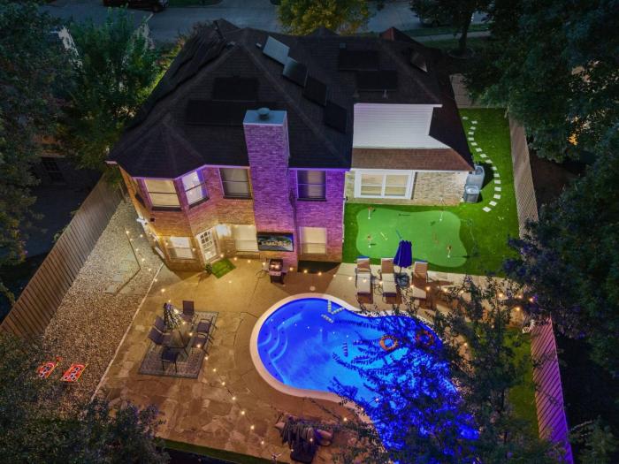 New Luxury Getaway - Two King Beds, Heated Pool, Outdoor Grill & 1Gbps Wifi