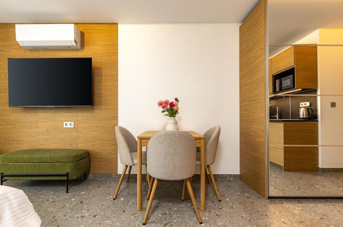 Downtown Modern Studio with Balcony by Flat Mаnager