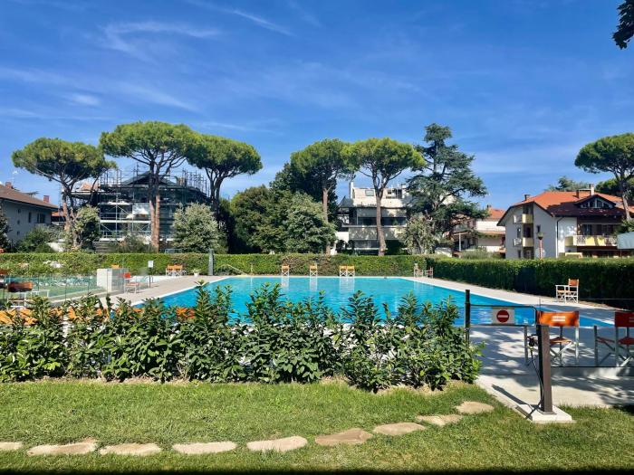 Bilocale con balcone e piscina a Riccione
