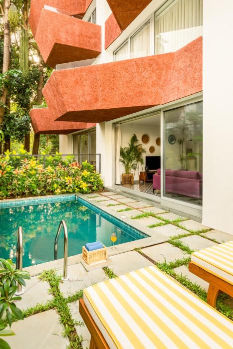 El Volar 2BHK, 4 Mins to Casino & 10 Mins to Candolim Beach with Big common Pool, Fully Equipped Kitchen, 24x7 Security, Wifi