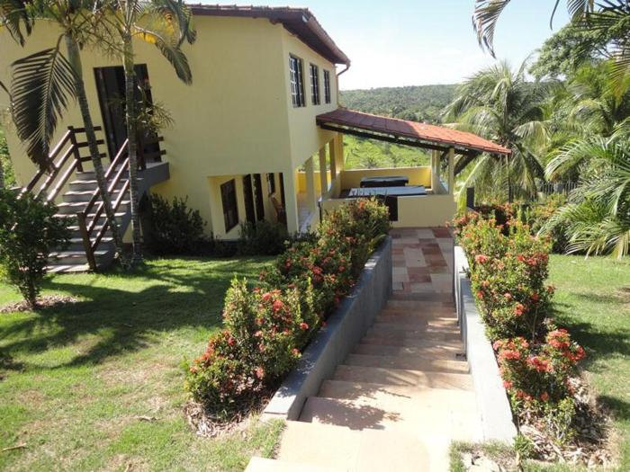 Casa de campo com piscina e varanda ampla