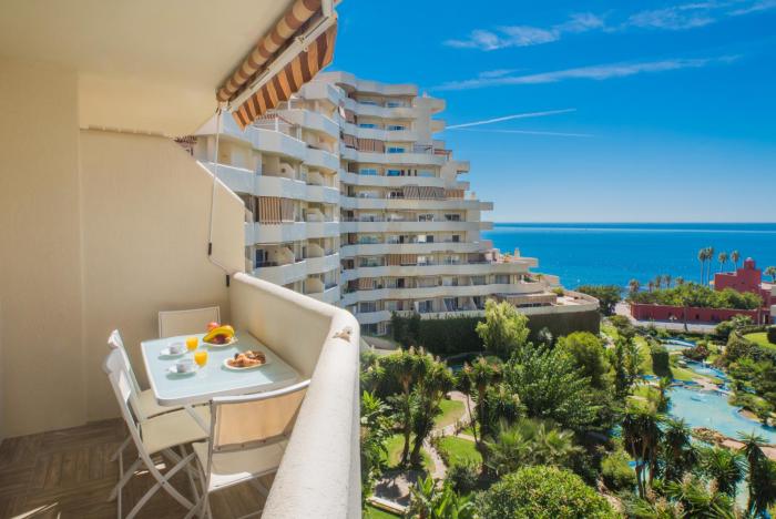 Fantastic seaviews & pool, close to the beach