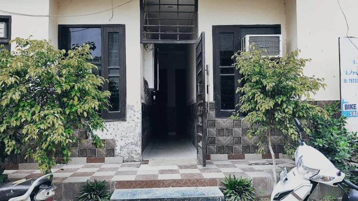 DEEPAK HOMESTAY & PALACE - Near Celebration Mall & Market - In Budget Rooms