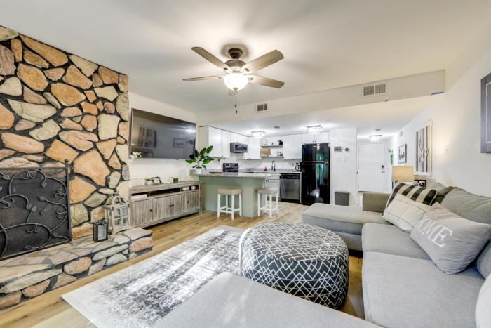 Sevierville Condo with Balcony and Pool Access!