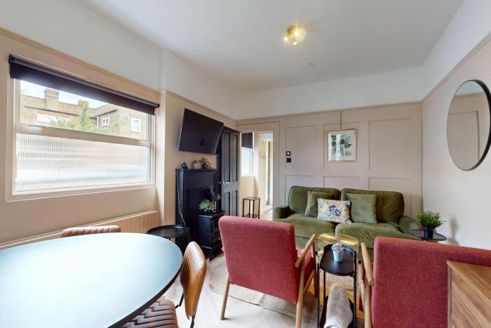 Stylish 2-Bed Cottage with Courtyard Garden Near South Ealing Tube Station