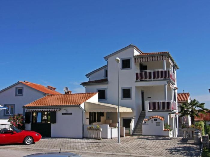 Holiday apartment in Porec with swimming pool