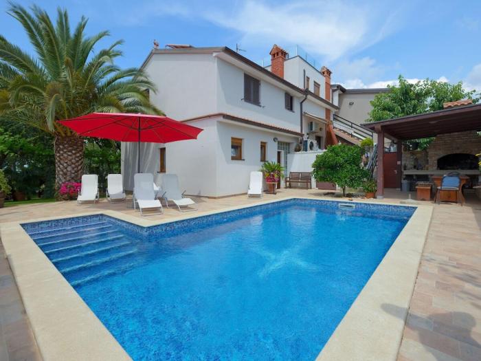 Holiday apartment in Pula with swimming pool