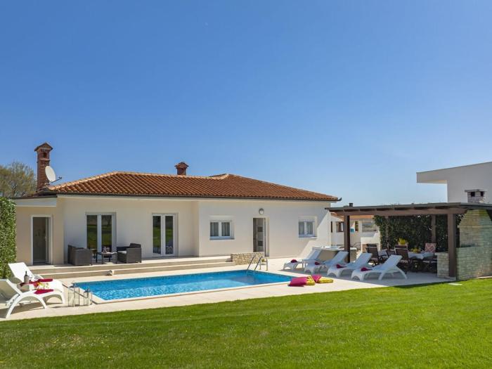 Villa in Pula with swimming pool