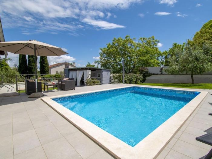 Villa in Pula with swimming pool