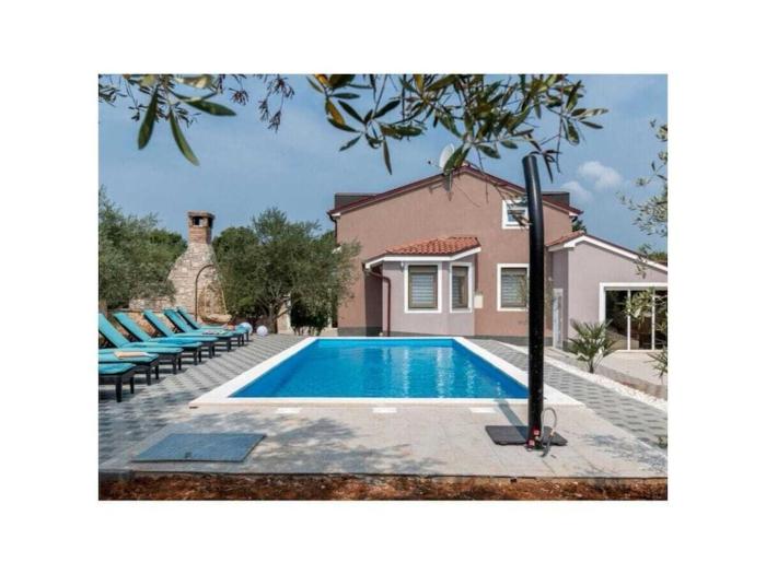 Villa in Pula with swimming pool