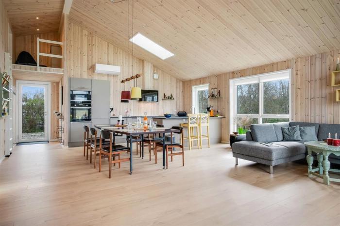 Wooden House With Direct Access To The Sea