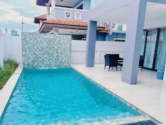 芭提雅市中心别墅 中天海滩独栋泳池别墅 步行街附近的别墅 现代风格大空间 价格优惠服务好