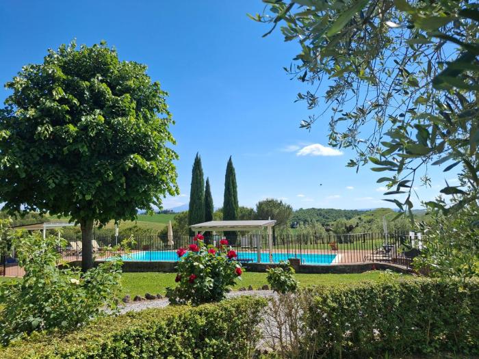 Charming Holiday Home with swimming pool, Siena Tuscany, wi-fi, pets allowed