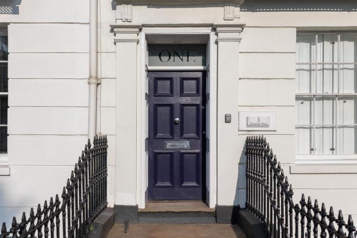 Stylish 5-Bed Townhouse in Prime Leamington Spa