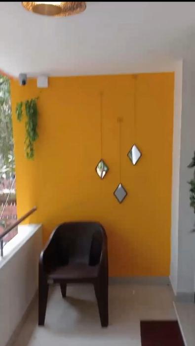 CHIC yellow 2bhk- Just 10 Mins to Beach and WhiteTown DAWN