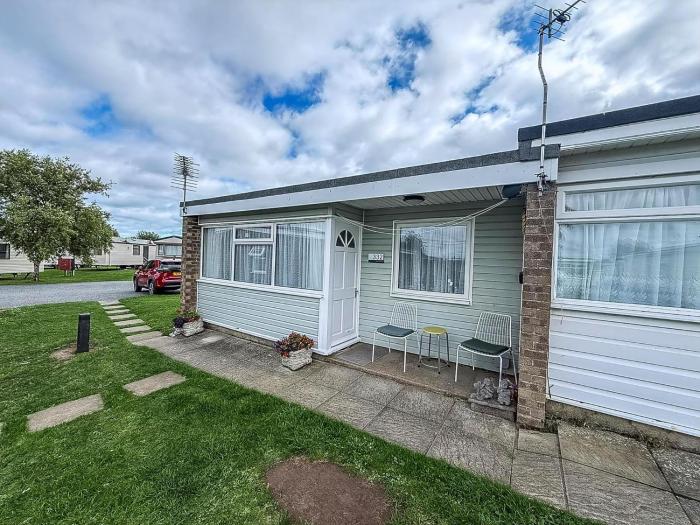 Modern Chalet Nearby Hemsby Beach Ref 83332S