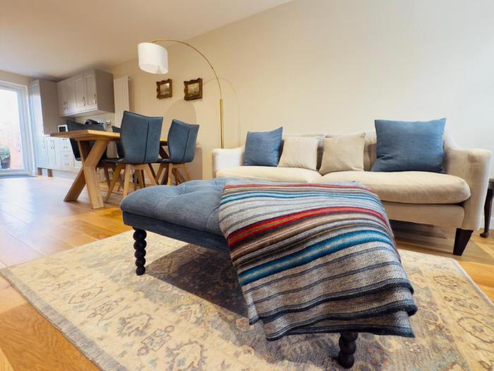 Stylish Two-Bedroom Flat with Garden Near Henley Town Centre