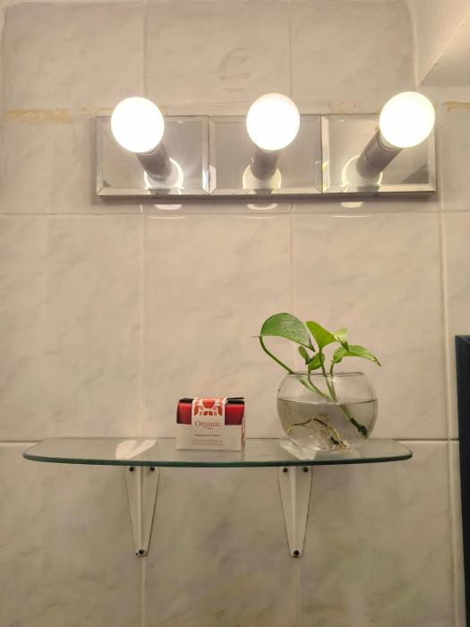 Habitación con baño cercana a metro