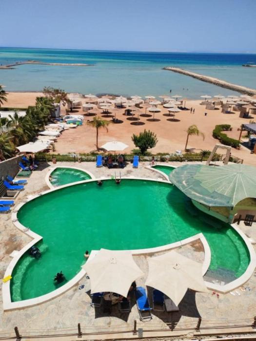 Hurghada Seafront Family Apartment with Pool View