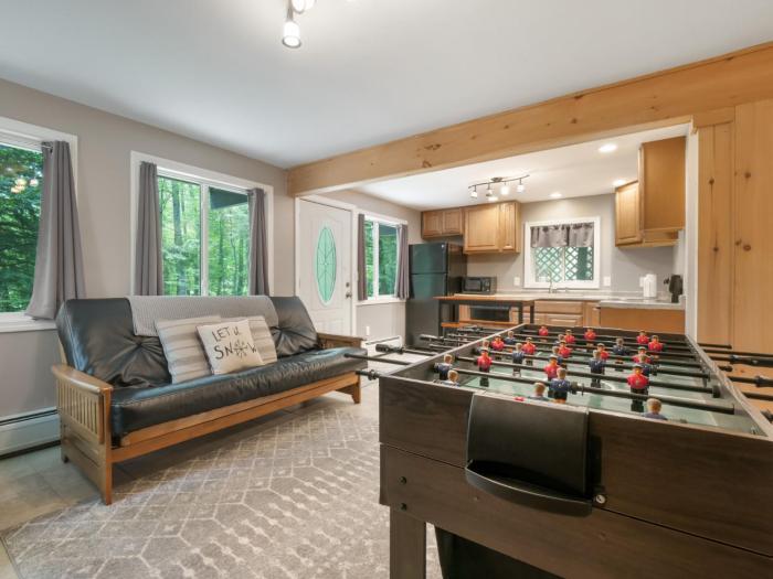 Cozy 2BR Mountain Retreat Near Killington Resort - Pet Friendly, Fireplace, Foosball