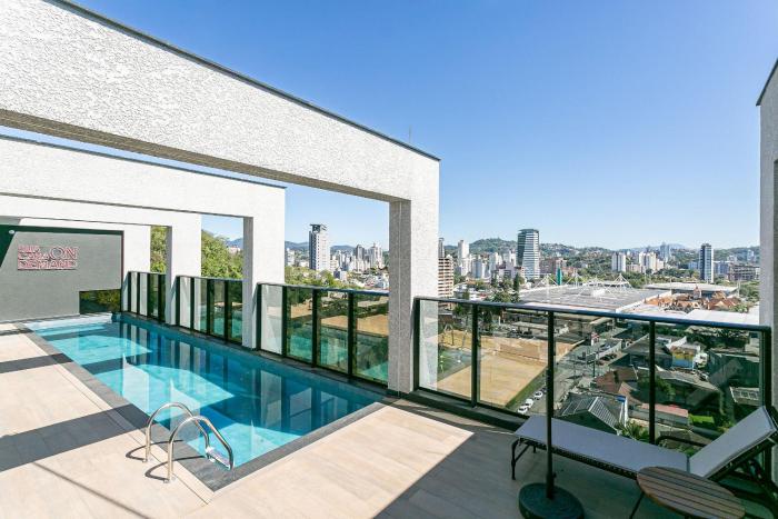 Village Lofts a 5 minutos da Vila Germânica com piscina aquecida no terraço