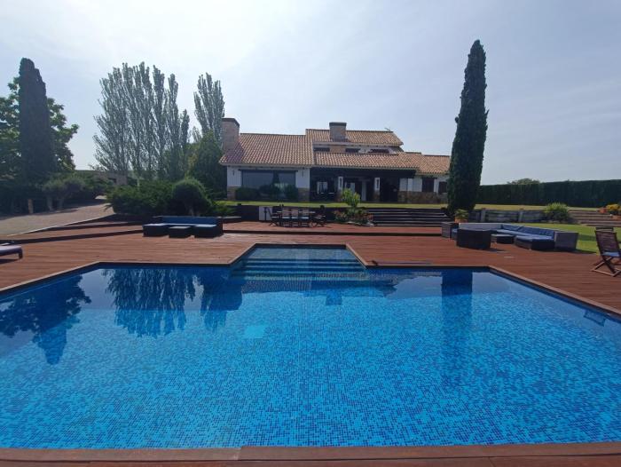 La Traviesa,Villa de Lujo de 500 m. en el Campo con Piscina