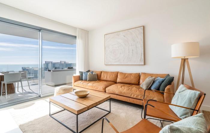 Sophisticated Two Bed Apartment in Pure South with Sea View