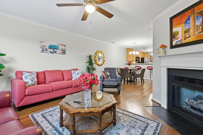 Entire home in prime Raleigh with community pool, dog park and golf course