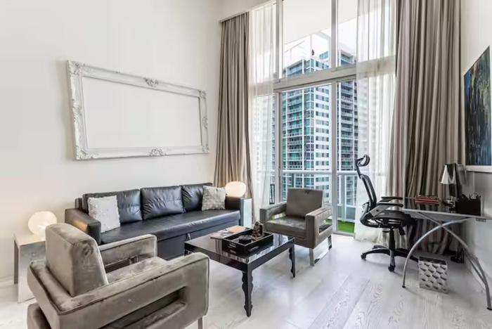 Beautiful Icon Brickell Double height ceiling