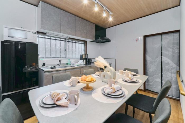 犬山口駅10分 80インチ映画館有 無料駐車場 ベッド6台 ソファベッド1台 83平米 最大10名宿泊可