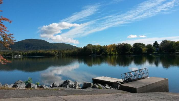 River & Mountain View 2BR Apartment Private Parking