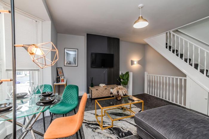 Eastbourne 2 Bedroom Apartment Next to Shopping Centre and Beach
