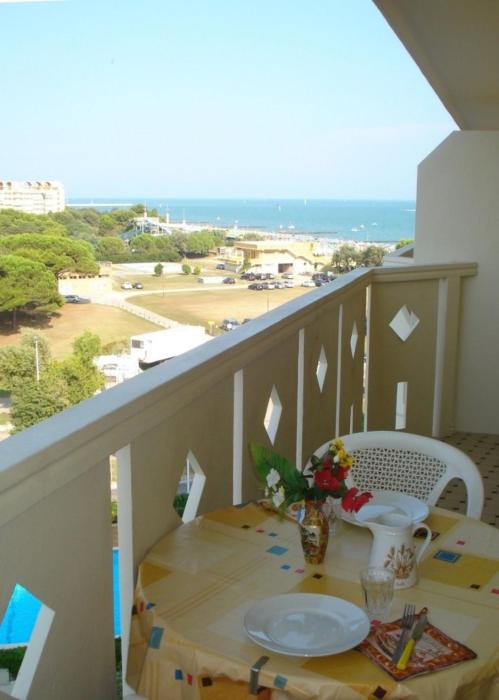 Flat with sea view balcony