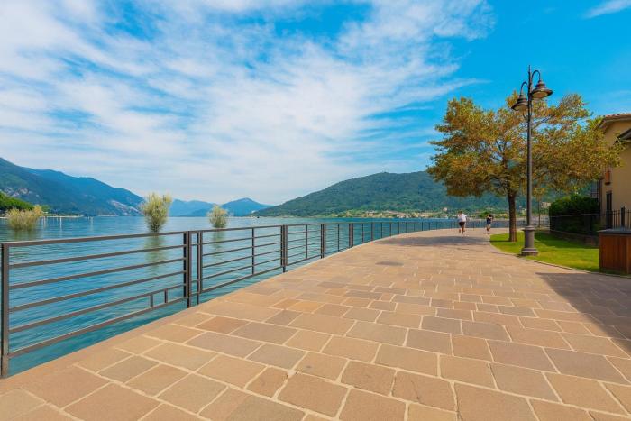 AQUARAMA - Lakefront Apartment with Pool Access & Free Parking