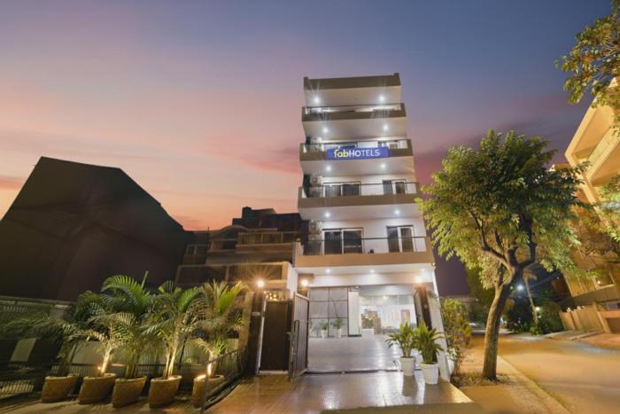 FabHotel Luxe 8 Stayz - Phase 1 Metro, Golf Course Road & Arjun Marg