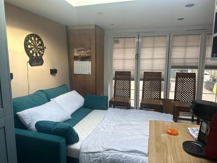 Studio - Sleeps 2 - Parking - Wifi