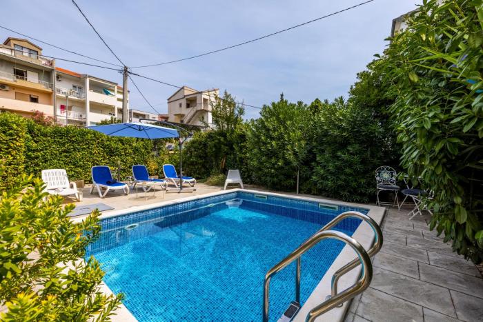 Dalmatian 230m2 with pool and garden near the old town for families