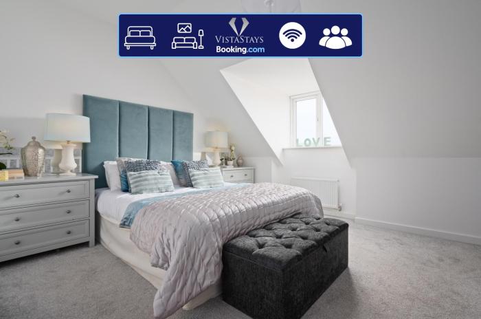 3BDR House By Vista Stays Short Lets & Serviced Accommodation Glasgow Scotland With Driveway Parking and PS4