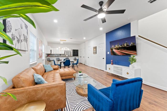 NRG MedCenter Luxe 2BD Home w FencedYard WasherDryer Pet Friendly