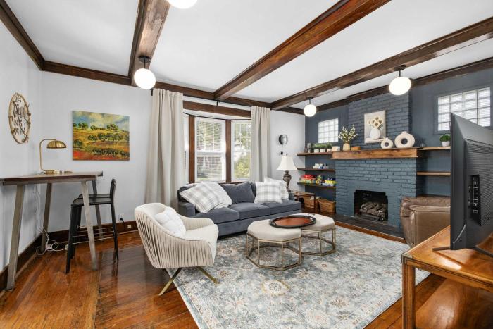 Family Friendly Home - Fenced yard - Parking