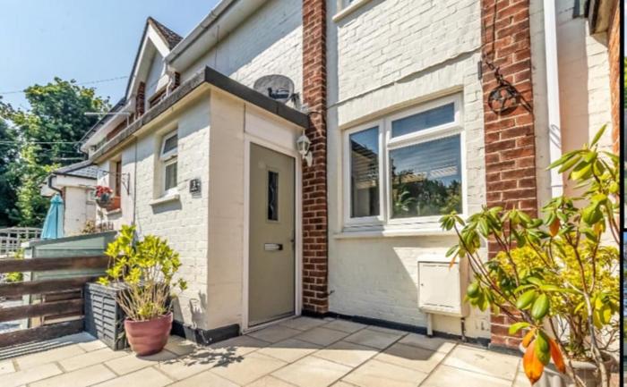 Close to QA hospital, Portsmouth Naval Cottage with incredible views