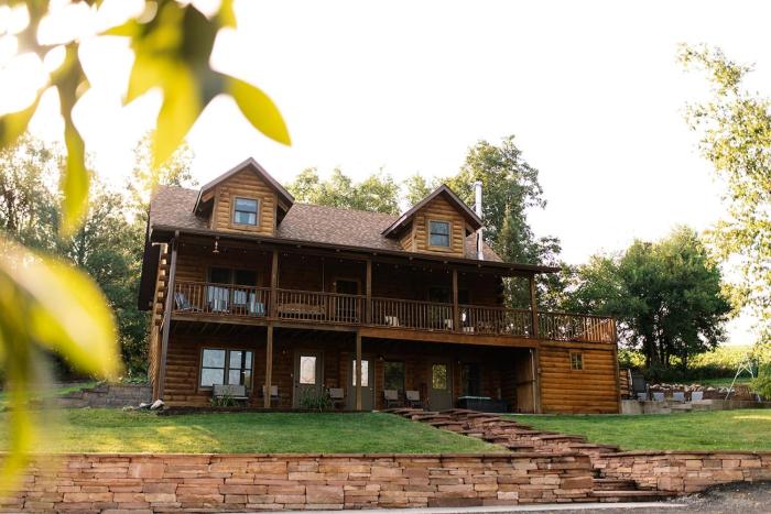 Cozy Log Cabin Secluded haven off the IA River